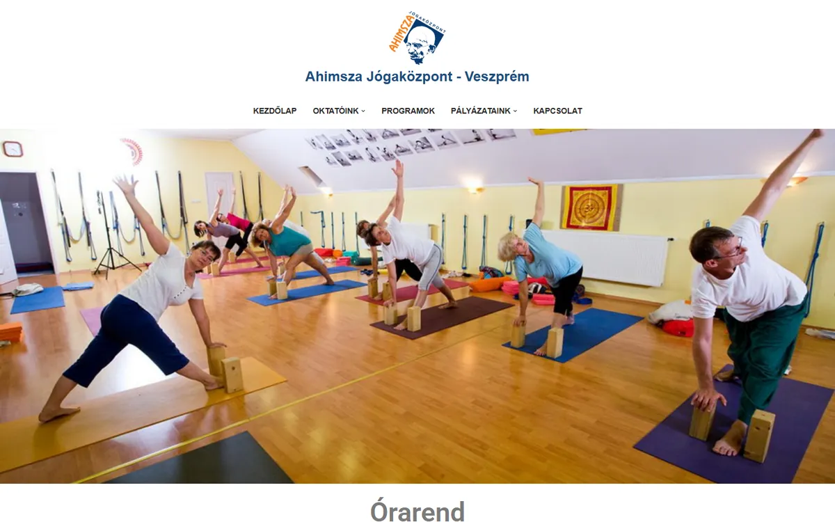 A(z) Ahimsza Jógaközpont weboldal képernyőképe